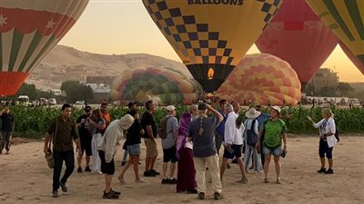 800 سائح يحلقون على متن 40 رحلة بالون طائر بسماء الأقصر صباح اليوم