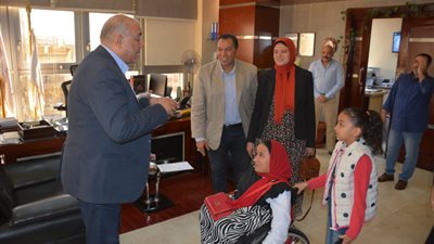 رئيس شركة مترو الأنفاق يكرم بطلة السباحة البارالمبية ملك ممدوح