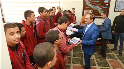 مياه أسيوط تسلم 65 تابلت لأبناء المدرسة الفنية