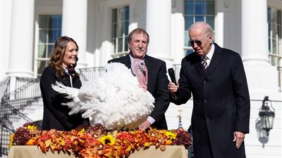 الرئيس الأمريكي يصدر عفوا عن 2 من الديوك الرومي البيضاء