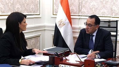 رئيس الوزراء يبحث مع وزيرة التعاون الدولي نتائج لقاءاتها ومبادرات الوزارة خلال قمة المناخ