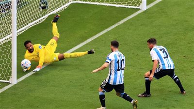 بعد تألقه في المونديال.. العويس حارس السعودية مرشح لجائزة الأفضل في 2022