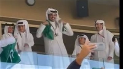 أمير قطر بعلم السعودية في المدرجات بمباراة الأرجنتين بكأس العالم 2022
