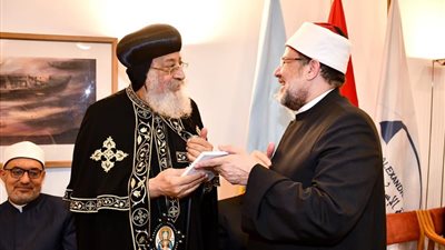 وزير الأوقاف يهدي البابا تواضروس كتاب التسامح منهج حياة.. ويعلق: مصر بلد السلام