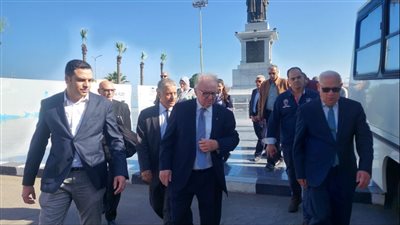 محافظ بورسعيد ورئيس مجلس إدارة الجمعية الخيرية الإيطالية يتفقدان ساحة مصر بحي الشرق | صور