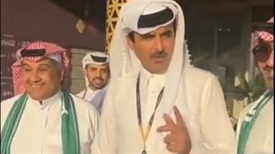 الأمير تميم بن حمد لـ مشجع سعودي بعد فوز الأخضر: كملوها عاد I فيديو