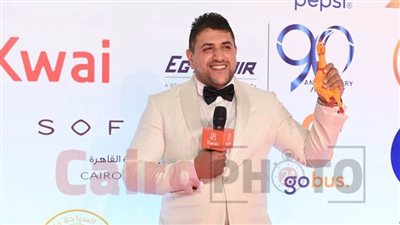 أحمد رأفت يدخل ريد كاربت ختام مهرجان القاهرة السينمائي 2022 بـ لعبة الفرخة