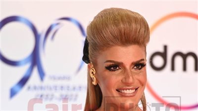 بإطلالة شعر غريبة.. فيدرا على ريد كاربت ختام مهرجان القاهرة السينمائي 