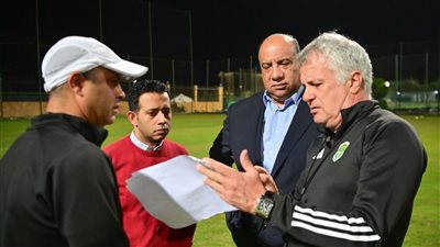 محمد مصيلحي رئيس الاتحاد السكندري يؤازر الفريق في مران الاثنين | صور