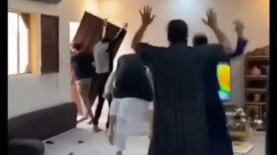 فرحة جنونية.. سعودي يخلع باب شقته احتفالا بفوز منتخب بلاده على الأرجنتين | فيديو 