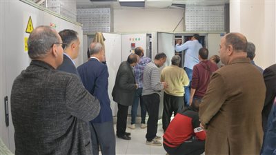 محافظ القليوبية ورئيس هيئة المستشفيات التعليمية يتابعان عطل لوحة تحكم الكهرباء بمستشفى بنها التعليمي