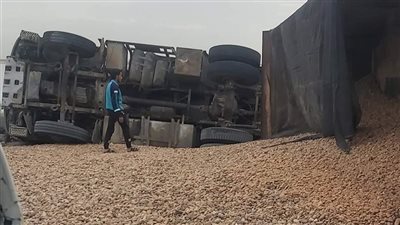 انقلاب سيارة نقل إثر تصادمها مع ملاكي بالطريق الصحراوي بالإسكندرية 