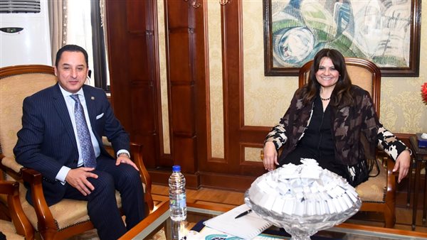 وزيرة الهجرة مع مستشار