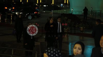 وزيرا العدل والتخطيط في عزاء نجل مايا مرسي بـ”الشمسية” هربًا من الأمطار (صور وفيديو)