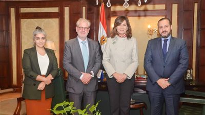 نبيلة مكرم تبحث التنسيق مع مدير “الهجرة الدولية” بشأن مبادرة “مراكب النجاة” (صورة)