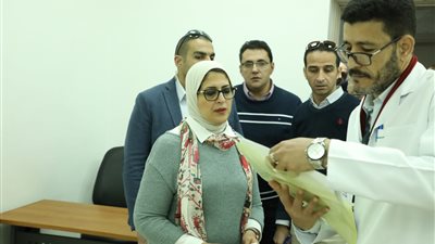 “ادعم هالة زايد”.. متحدث “الصحة” يطلق هاشتاج لدعم الوزيرة بعد حادث أطباء المنيا (صور)