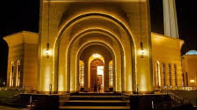 وصول مايا مرسي إلى مسجد المشير طنطاوي لاستقبال العزاء في وفاة ابنها