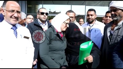 صعيدية توجه رسالة للرئيس السيسي وتقبّل “كتف” وزيرة الصحة (فيديو)