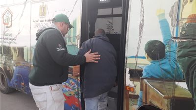 “فريق بلا مأوى” ينقذ مسنًا بمحافظة دمياط وينقله لدار رعاية