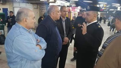 رئيس مترو الأنفاق يصدر قرارات جديدة بشأن الباعة الجائلين والمتسولين (صور)