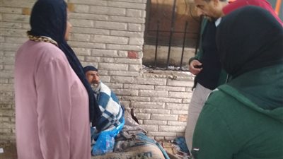 فريق أطفال وكبار بلا مأوي ينقذ مسنَين بالإسكندرية وينقلهما لدار رعاية (صور)