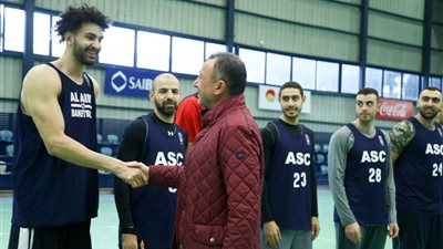 الخطيب يدعم فريق الأهلي للسلة ويعقد جلسة مع اللاعبين (صور)