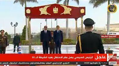السيسي يضع إكليلًا من الزهور على شهداء الشرطة احتفالًا بعيدها (فيديو)
