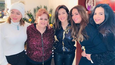 أبرزهم ميرفت أمين ونيرمين الفقي.. نجمات الفن يحتفلون بعيد ميلاد دلال عبد العزيز الـ60 (صور)