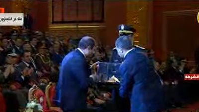 وزير الداخلية يقدم للسيسي هدية تذكارية بمناسبة الاحتفال بعيد الشرطة