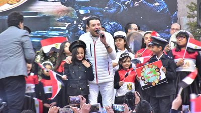 بمشاركة الأطفال.. مصطفى كامل يحيي احتفالية أعياد الشرطة بالأغاني الوطنية (صور)