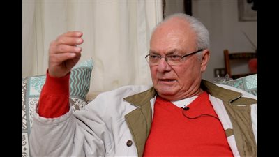 حمدي الميرغني يسرد موقفًا جمعه بـ”يوسف فوزي” أثناء مسرحية “الإسكافي ملكًا” (صورة)