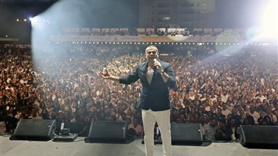 الهضبة يفاجئ جمهوره بـ”عم الطبيب”.. والجهة المنظمة مدت الحفل بسبب الحضور الكبير (صور)