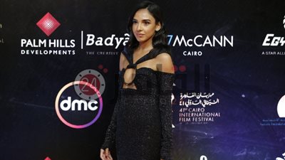 متجاهلة برودة الجو.. سلمى أبو ضيف تطل على الجمهور بفستان قصير (صورة)