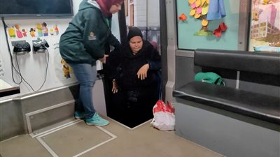 التضامن: فريق أطفال وكبار بلا مأوى ينقذ مسنة في رمسيس وينقلها لدار رعاية اجتماعية