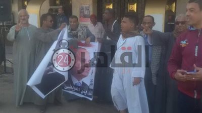 أهالي الأقصر يحتفلون بعيد الشرطة أمام النصب التذكاري ومديرية الأمن