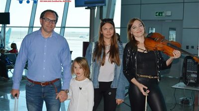 وسط أنغام الكمان الساحرة.. مطار الغردقة الدولي يحتفل بعيد الطيران المدني (صور)