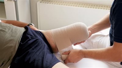 قطار يبتر قدم شاب كان يحاول اللحاق به في محطة بكفر الشيخ