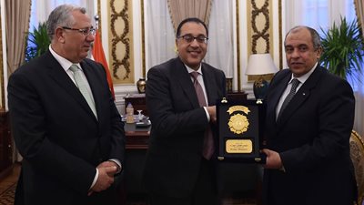“مدبولي” يكرم وزير الزراعة السابق: كلٌ منّا يسلم الراية لمن يليه ويكمل مسيرة من سبقوه