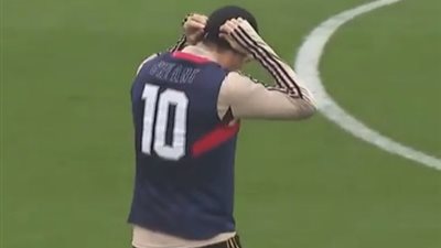 راموس يظهر بقميص لاعب كرة السلة كوبي براينت في مران ريال مدريد (فيديو)