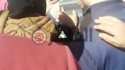 مصور فيديو إنقاذ أب لابنته من تحت قضبان قطار: “الأب كان متماسكًا ويقرأ القرآن” (فيديو)