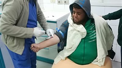 “القباج” توجه بتقديم كافة أوجه الرعاية لـ”محمد” المصاب بداء قدم الفيل بعد انتشار معاناته (صور)