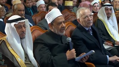 تجديد الفكر الإسلامي.. شاهد رد شيخ الأزهر أحمد الطيب علي رئيس جامعة القاهرة كاملا (فيديو)