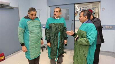 محافظ كفر الشيخ يدخل غرف العمليات بمستشفى الجامعة بعد تعقيمه (صورة)