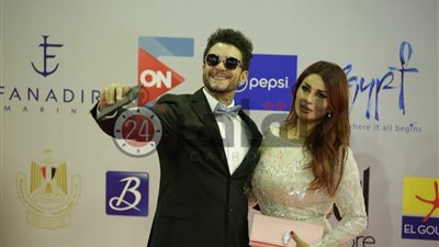 بعد حكم حبسه.. الفنان أحمد الفيشاوي يتغزل في زوجته (صورة)