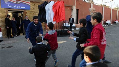 الداخلية: الإفراج عن 135 سجينًا محكومًا عليهم بعدد من القضايا (صور)