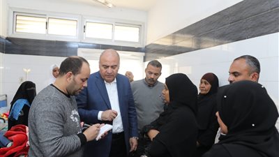 محافظ قنا لمرضى المستشفى العام: “جاي علشان خدمتكم واسمع طلباتكم”
