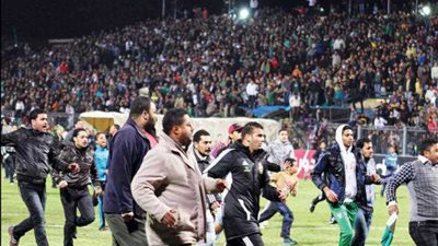 نجوم الكرة المصرية يحيون الذكرى الثامنة لشهداء النادي الأهلي في بورسعيد (صور)