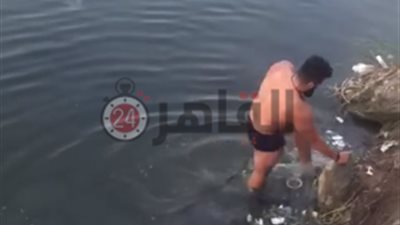 شاب يقفز في ترعة بالشرقية لاستخراج أعمال سحر  (صور وفيديو)