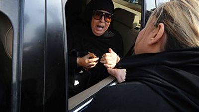 انهيار فيفي عبده أثناء تشييع جثمان نادية لطفي إلى مثواه الأخير (صورة)