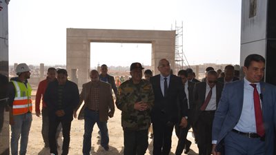 باستثمارات نصف مليار جنيه.. وزير الإسكان يتفقد مستشفى “العاشر” الجامعي (صور)